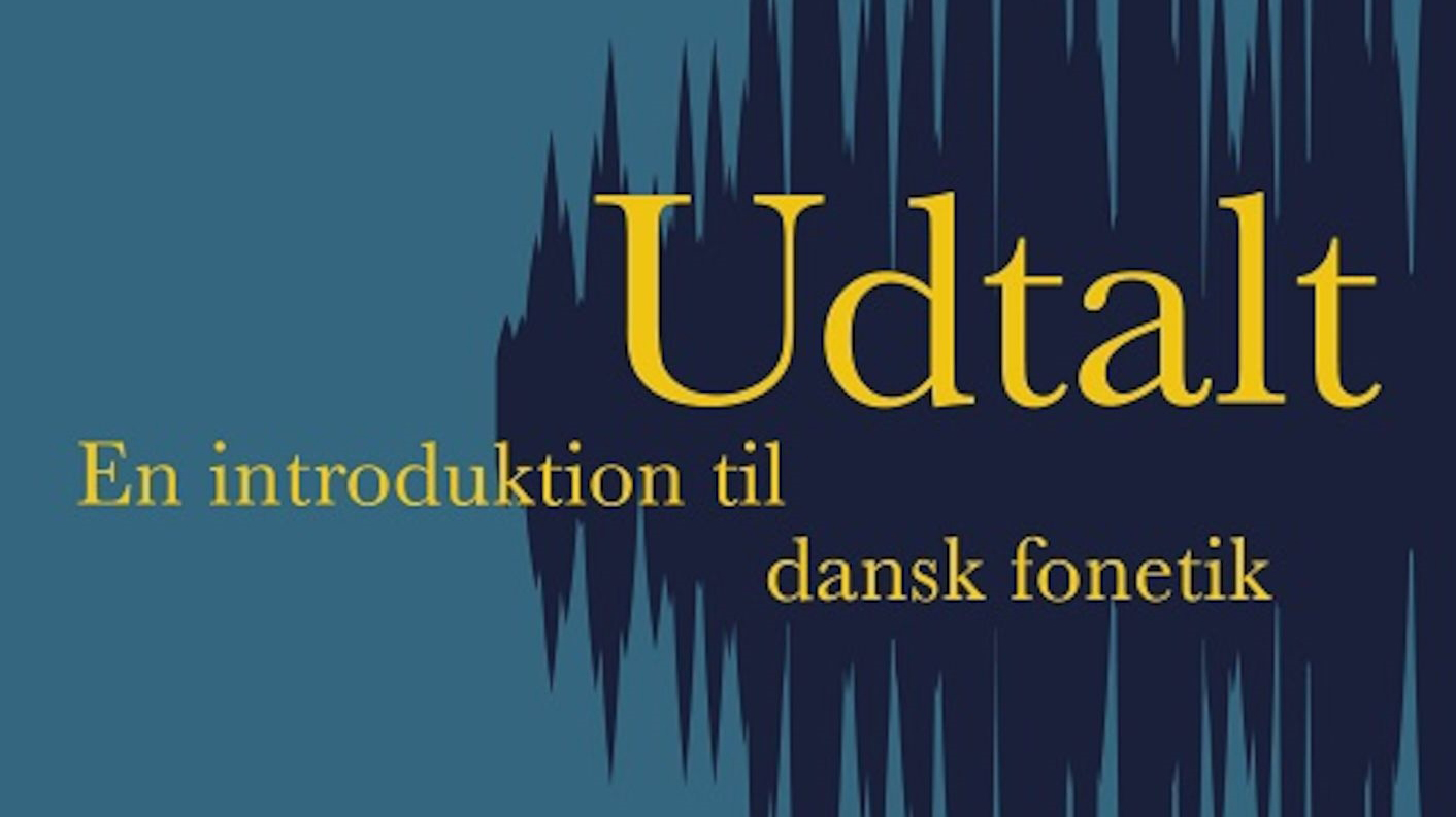 Billedet viser forsiden af bogen "Udalt: En introduktion til dansk fonetik", som omtales i artiklen.